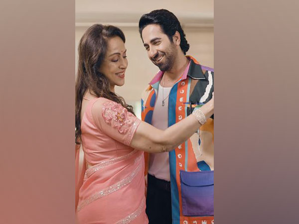 Hema Malini with Ayushmann Khurrana (Image source: Instagram)