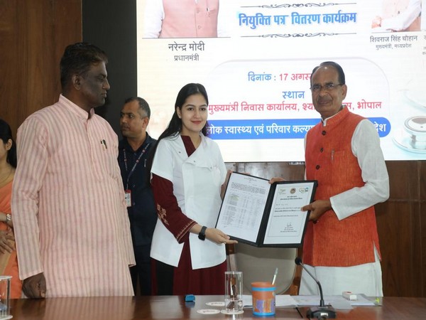 MP CM Chouhan distributing appointment letter to newly appointed doctor (Photo/twitter)