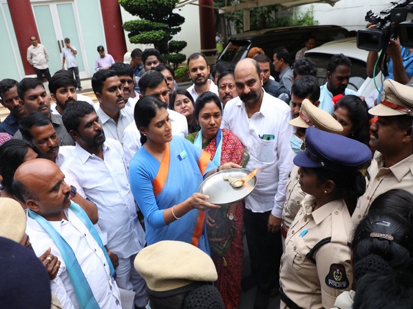 YSRTP chief YS Sharmila performs ‘aarti’ to police personnel (Photo/YSRTP PRO)