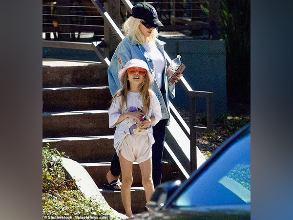 Christina Aguilera with daughter (Image source: Twitter)
