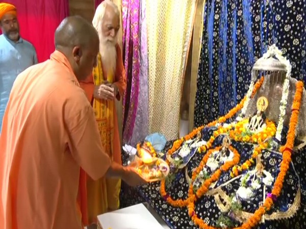 CM Yogi Adityanath offers prayer at Ram Janamabhoomi (Photo/ANI)