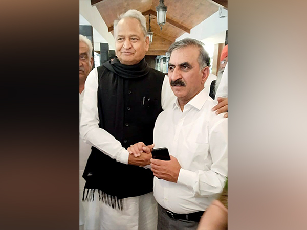 Himachal CM Sukhvinder Singh Sukhu (right) with his Rajasthan counterpart Ashok Gehlot (left) (Photo/ANI)