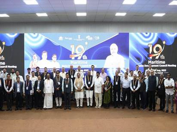 Union Minister for Ports, Shipping and Waterways Sarbananda Sonowal with dignitaries at 19th Maritime States Development Council meeting in Gujarat. (Photo/PIB)