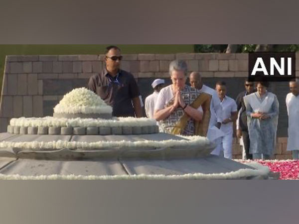 Sonia Gandhi pays floral tribute to former Prime Minister Rajiv Gandhi at 'Veer Bhumi' (Image/ANI)