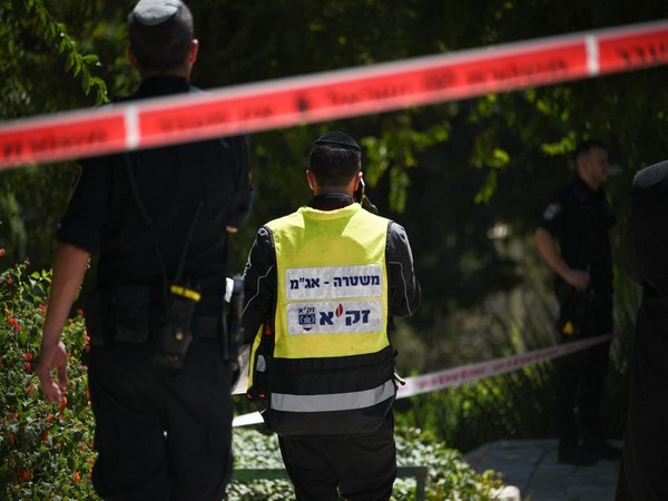 Israeli Police Forensics investigators and ZAKA volunteers collect evidence at a murder scene (Photo/TPS)