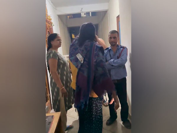 Man beats security guard in Delhi's Dwarka (Screen grab from the viral video)