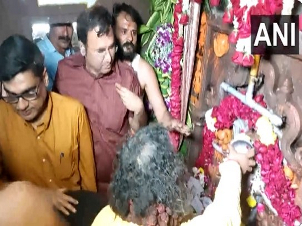 Devotees offering prayer at Nagchandreshwar temple situated on the premises of Mahakaleshwar temple (Photo/ANI)