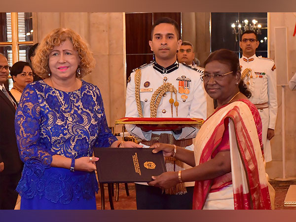 Capaya Rodriguez Gonzalez, Ambassador of the Bolivarian Republic of Venezuela with President Draupadi Murmu (Photo/Twitter @rashtrapatibhvn)