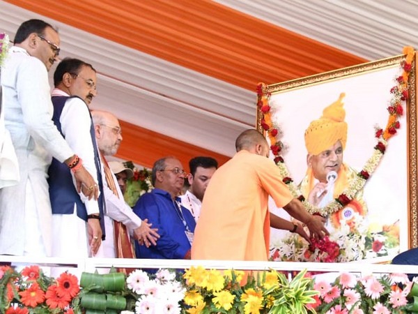 Uttar Pradesh Chief Minister Yogi Adityanath pays respect to Kalyan Singh (Photo/ANI)