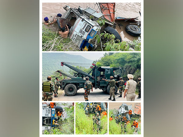 Indian Army carries out rescue of civil truck (Photo/ANI)