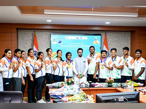 Sports Minister Anurag Thakur with medal winning compound, recurve archers (Image: SAI media)