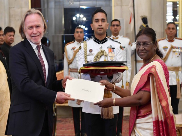 Australia’s High Commissioner to India, Philip Green presenting his credentials to President Droupadi Murmu (Photo Credit: Rashtrapati Bhavan)