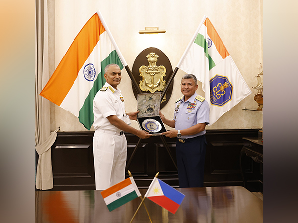 Navy Chief Admiral Hari Kumar and Philippine Coast Guard signs Standard Operating Procedure in New Delhi on Wednesday (Photo: Twitter/@@indiannavy)