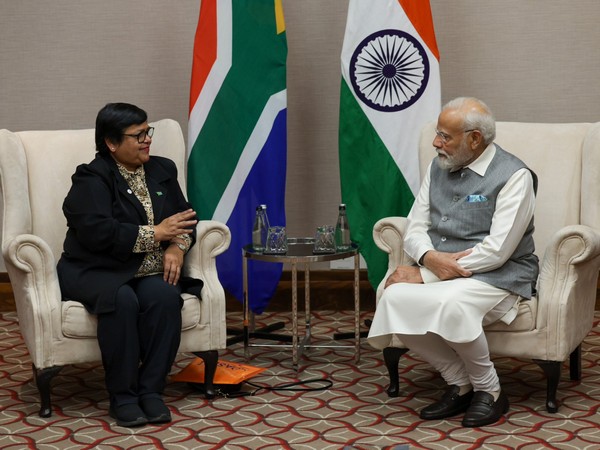 PM Modi with South African geneticist and CEO of the Academy of Science of South Africa Himla Soodyall (Photo Credits: Twitter/@MEAIndia)