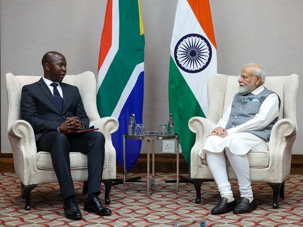 Prime Minister Narendra Modi meets noted rocket scientist Siyabulela Xuza (Source: Twitter/@MEAIndia)