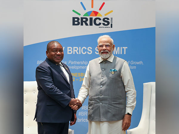 Prime Minister Narendra Modi with Mozambique President Filipe Nyusi (Source: Twitter/@narendramodi)