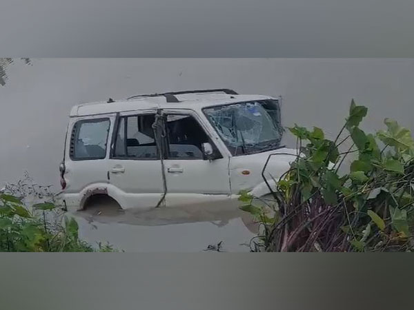 Car plunges into canal in Bihar's Chhapra (Image/ANI)