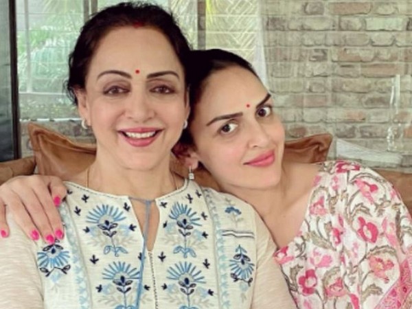 Hema Malini and Esha Deol (Image source: Twitter)