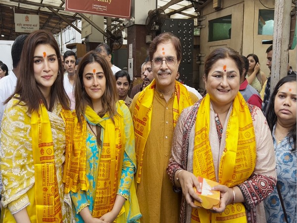 Kriti Sanon with family (Image Source: ANI Photos)