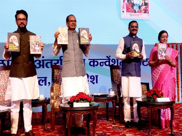 Union Minister Anurag Thakur, MP CM Chouhan and others releasing the book (Photo/DPR) 