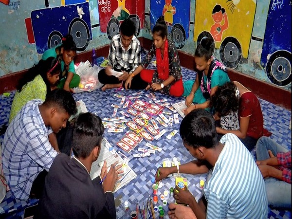 Bhubaneswar: Slum children makes Rakhi based on Chandrayaan-3 mission (Photo/ANI)