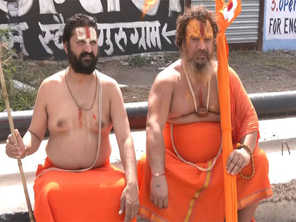 Jagadguru Paramhans Acharya (Right) sits on indefinite hunger strike (Photo/ANI)
