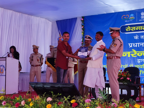 Arjun Munda hands over appointment letters to new recruits (Image Source/ Twitter)