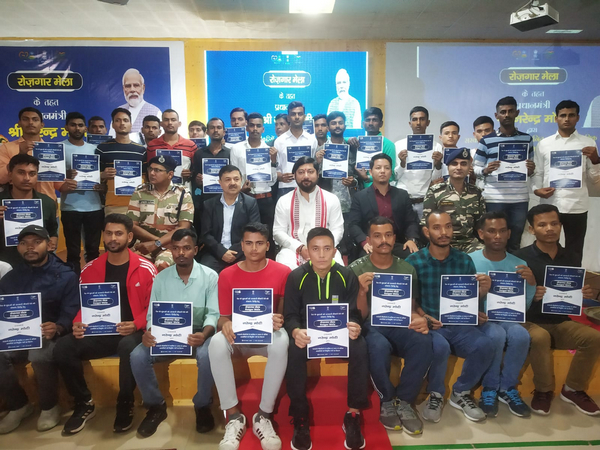 Minister of State for Home Affairs, Nisith Promanik with newly inducted personnel (Image Source /Twitter)