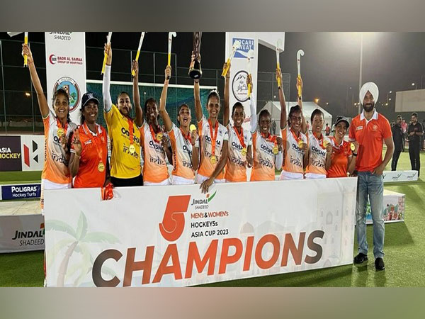 Indian women's hockey team with the trophy. (Photo- HI Media)
