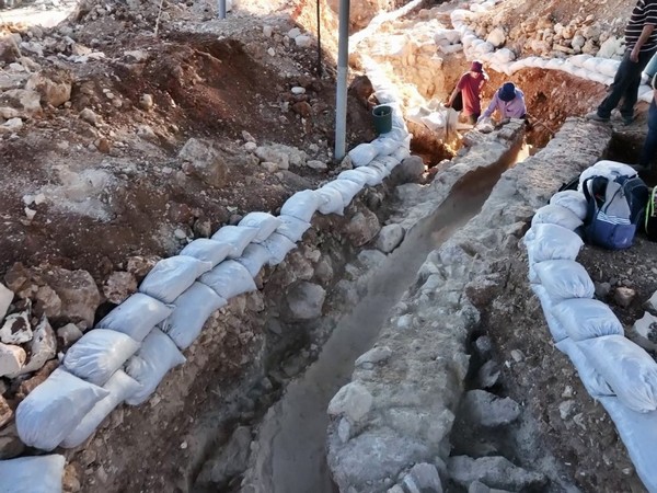 Uncovering the ancient aqueduct (Photo/TPS)