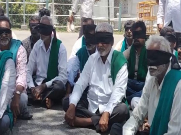 Farmers staging a protest in Karnataka's Mandya(Photo/ANI)