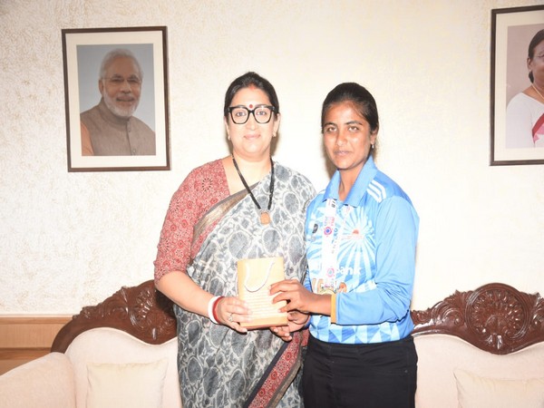 Minister of Women and Child Development Smriti Irani with Indian women's blind cricket team captain Varsha (Image: CABI)