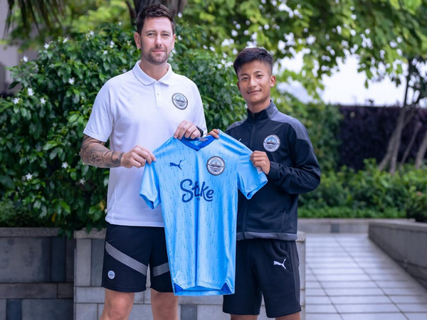 Seilanthang Lotjem with Head Coach Des Buckingham after signing for Mumbai City FC (Image: Mumbai City FC)