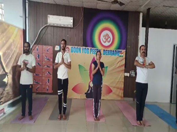 Surya Namaskar in Doon Yoga Peeth centres for India's maiden solar mission's success (Photo/ANI)