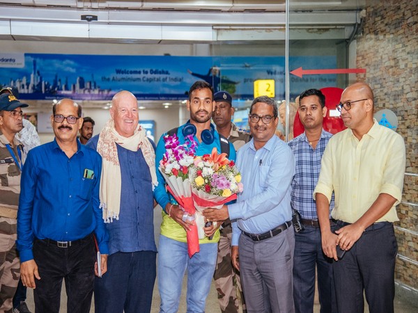 Javelin thrower Kishore Jena being welcomed at Bhubaneswar Airport (Image: Odisha Sports)