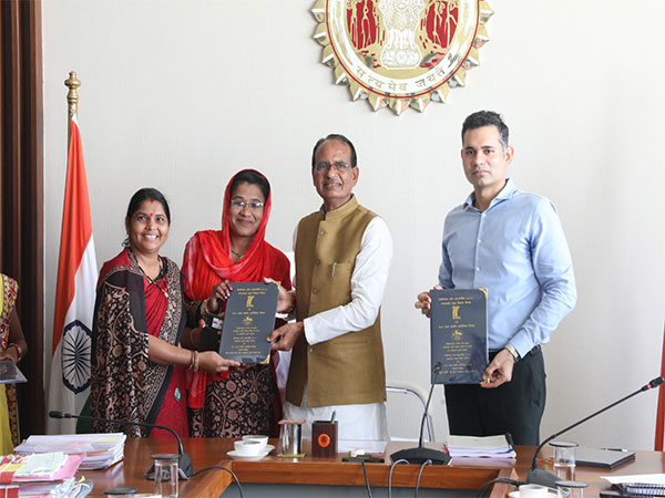 MP CM Chouhan and MD of MP Road Development Corporation Avinash Lavania exchanging MoU (Photo / X )