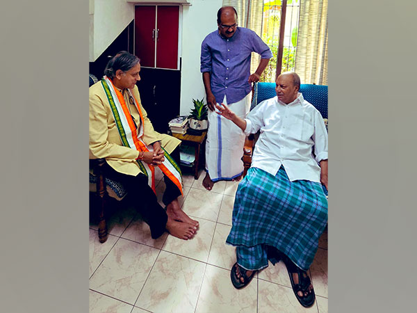 Congress MP Shashi Tharoor meets senior leader AK Antony (Photo/Twitter:@ShashiTharoor)
