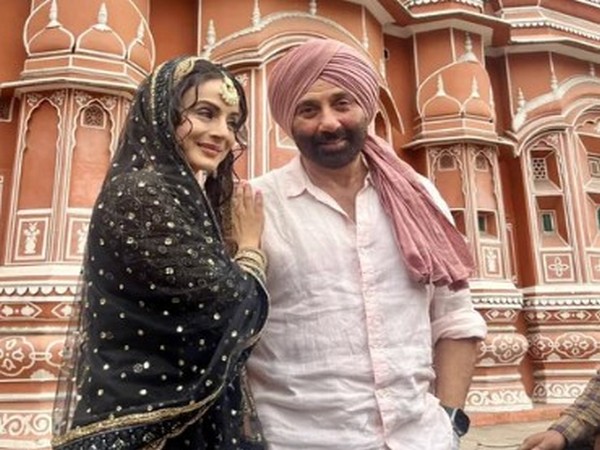 Ameesha Patel and Sunny Deol (Imagge Source: Twitter)