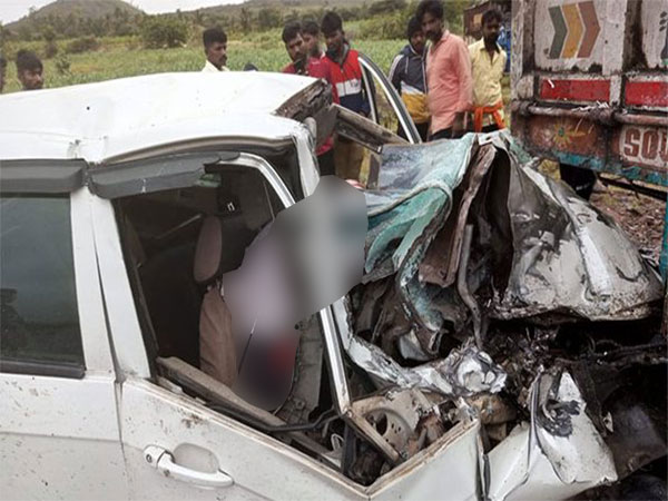Car rams into parked lorry in Chitradurga district (Image/ANI)