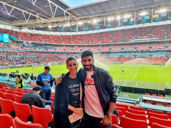 Jasprit Bumrah along with wife Sanjana Ganesan (Image: Jasprit Bumrah Twitter)