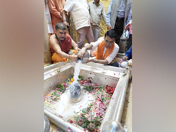 Goa CM offering 'Abhishekam' at Varanasi's Kashi Vishwanath Temple (Image/ANI) 