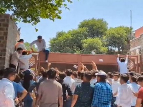 Video shared by SFI claiming Ankita Biswas barging in Miranda House (Photo/ X @SfiDelhi)