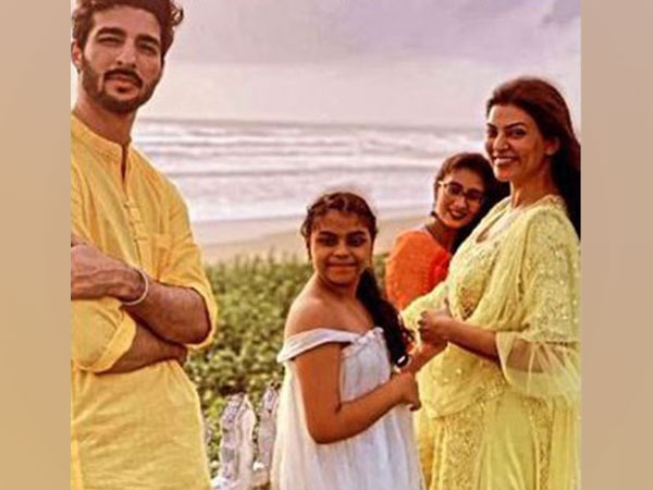 Sushmita Sen’ with daughters, ex-boyfriend Rohman Shawl (Image Source: Instagram)