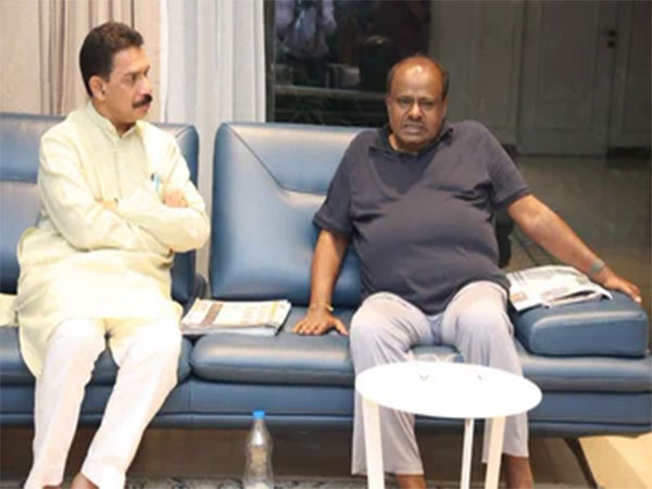 Nalin Kumar Kateel with HD Kumaraswamy (Photo: Twitter/@nalinkateel)