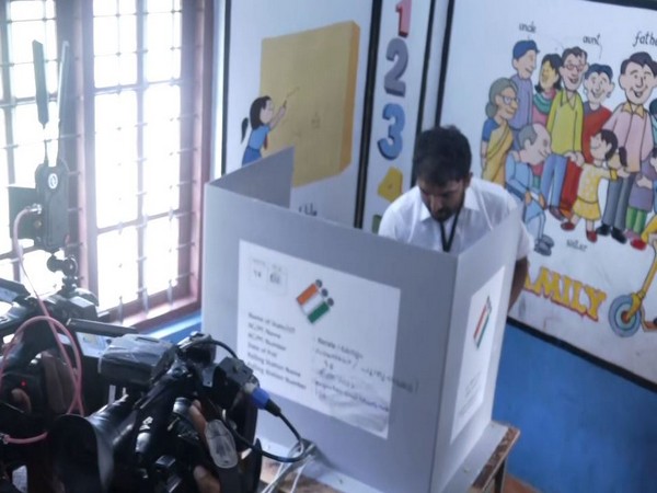 Congress candidate from Puthupally casting his vote (Photo/ANI)