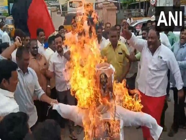 DMK supporters burn effigy of Paramhans Acharya