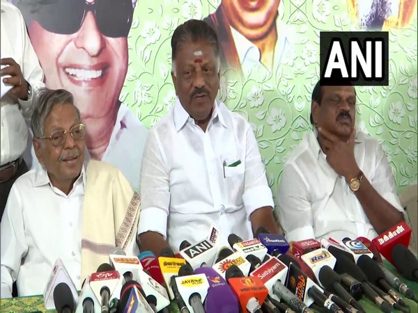 Expelled AIADMK leader O Panneerselvam (Centre) (File Photo/ANI)