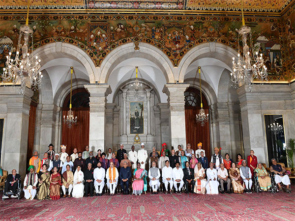President Droupadi Murmu, Vice President Jagdeep Dhankhar and Prime Minister Narendra Modi with the Padma Awardees at Rashtrapati Bhavan (Image: President of India office)