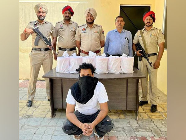 Amritsar Police with the arrested accused and seized drugs (Photo: Punjab Police)