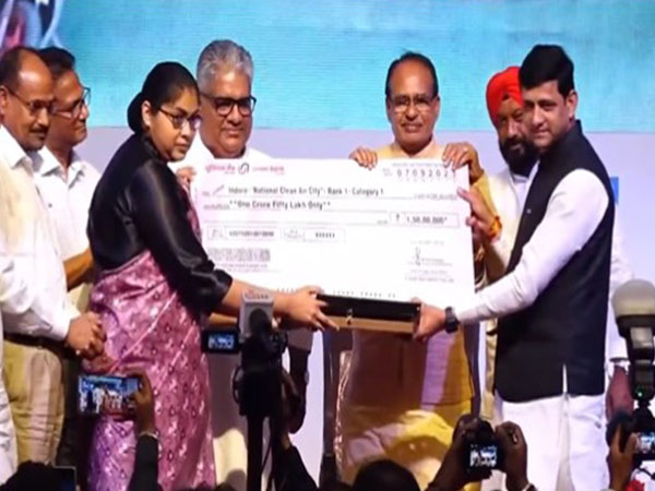 Union Minister Bhupender Yadav and MP CM Chouhan presenting the award and prize (Photo / X) 